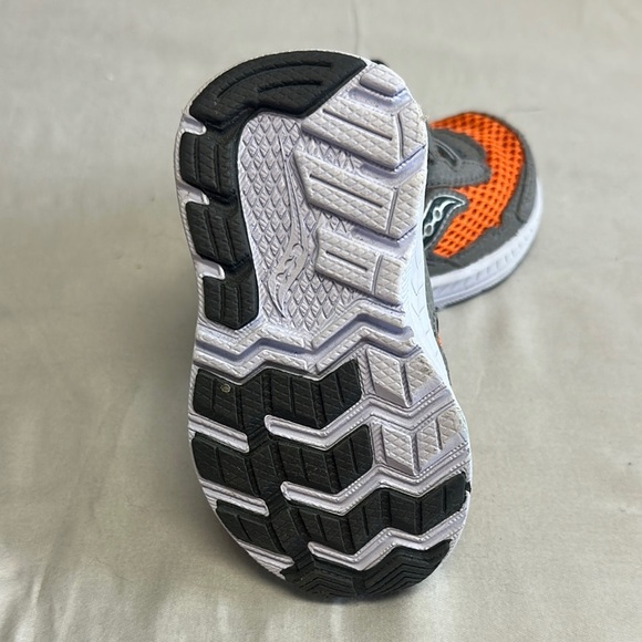 Saucony Orange and Gray Sneakers with Velcro Closure - Picture 7 of 7